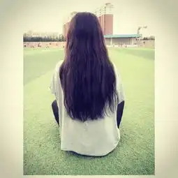 qq头像女生长发盘腿操场背面