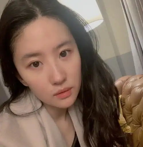 素颜比化妆还好看的女明星,王鸥刘亦菲太养眼,而她让人一眼心动