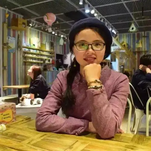 女孩不认真上网课被妈妈拖进大海,作家妈妈却借机教会孩子责任