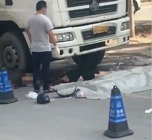 痛心揭阳一女子卷入车轮底,当场被盖上白布