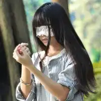 假装洒脱的美女qq头像图片老巷人来人往我依旧跌跌撞撞