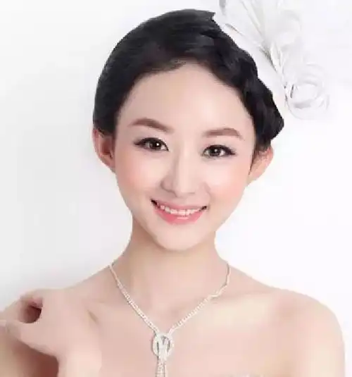 她出身农村,跑了八年龙套,今逆袭成一线小花,网友成功无捷径