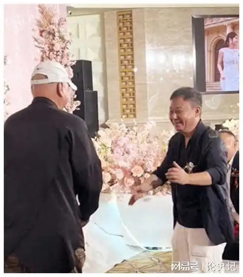郭冬临戴白帽低调出席邵峰儿子的低预算婚礼,引争议