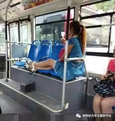公共汽车上遇见奇葩女子,害我坐过了三站,上班迟到被罚啊