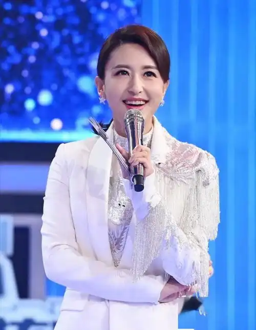 张蕾优雅气质真出彩穿白西装不输时尚模特,扎低马尾超有女人味