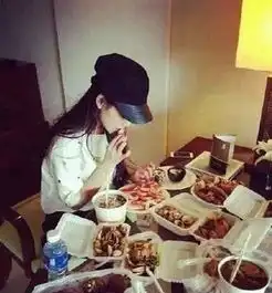 搞笑gif趣图妹子,没事逗猪干嘛呢
