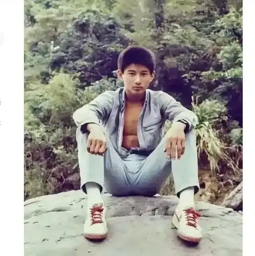 这个阳光帅气的小男孩,没想到长大后成为全民少女偶像