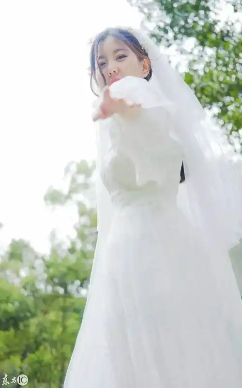 有谁知道这个穿婚纱的小仙女叫什么名字,好美好美