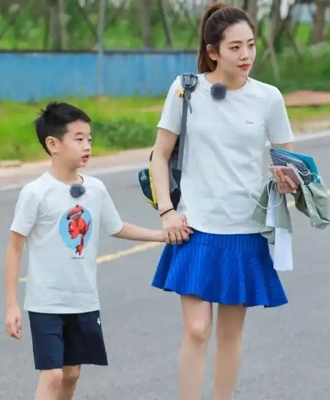 杨威晒双胞胎女儿照,两人同款姿势呆萌可爱