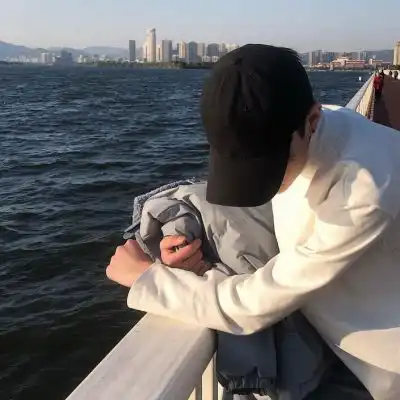高清超帅的男生头像戴帽子侧脸图片