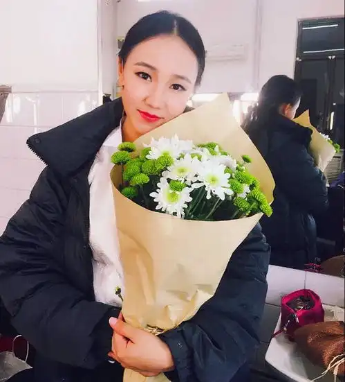 吉祥三宝中的小女孩近照曝光,容颜美丽身材出众完全认不出