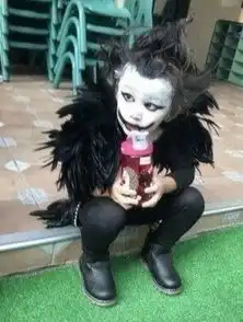 还记得去年吓哭幼稚园里同学的小姑娘吗今年的造型跟去年不一样