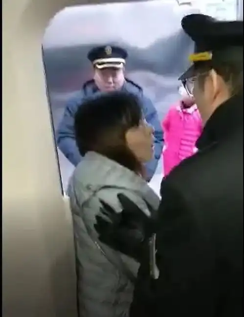 老公迟到,老婆躺地撒泼拦车动车不能开视频