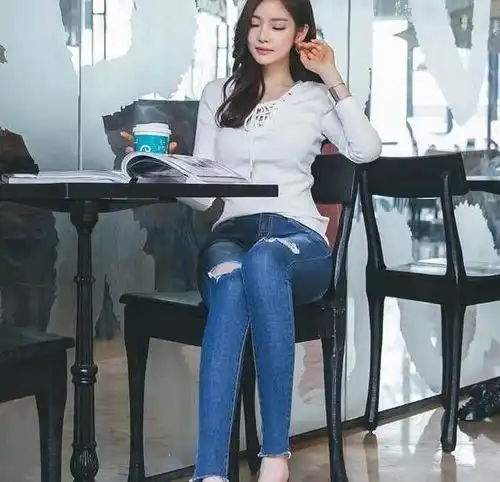 街拍美女有了紧身裤,展现好身材