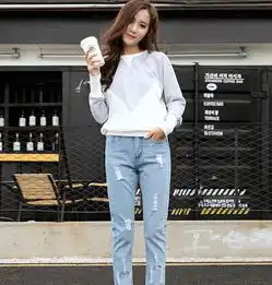 街头的牛仔裤美女,秀出一双大长腿,真让人羡慕