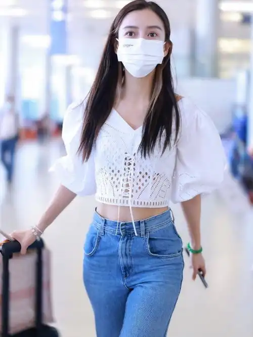 杨颖确定不是20岁穿镂空上衣配高腰裤,少女身材秒杀00后