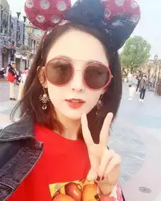 古力娜扎与闺蜜游迪士尼从白天玩到黑夜,闺蜜的大长腿太抢镜