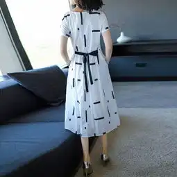 女人一旦过了48,不妨多穿大牌真丝裙,配平鞋,穿出高贵女人味
