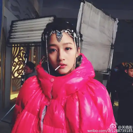 关晓彤古装造型俏丽含棒棒糖甜美清纯