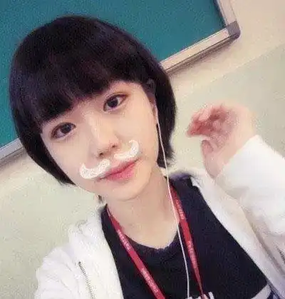 开心一刻有一个女生打完饭后去打汤,她用瓢在锅里捞了十几分钟
