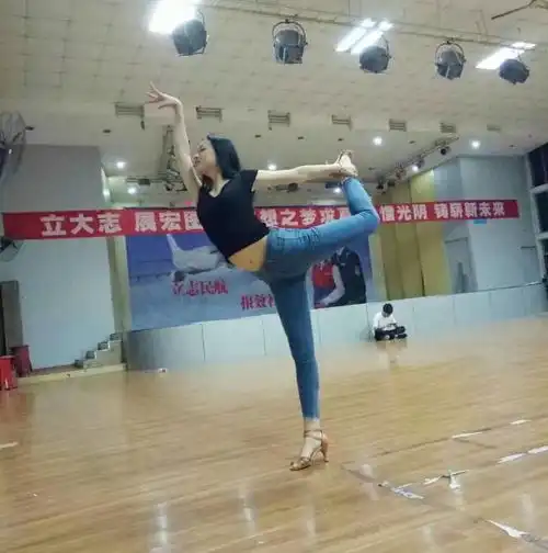 学院新闻美丽撼动世界,我专业准空姐荣获2017世界旅游小姐大赛重庆选区总决赛亚军我专业2016级空乘实验班曾小蓉专访