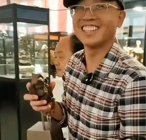 石展爆出200万成交,就因这颗石头像某个画家的自画像,不可思议