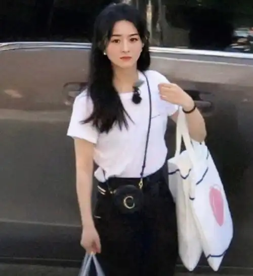 赵丽颖出门买菜,路人镜头下谁看见她的腰我p都不敢p这么细