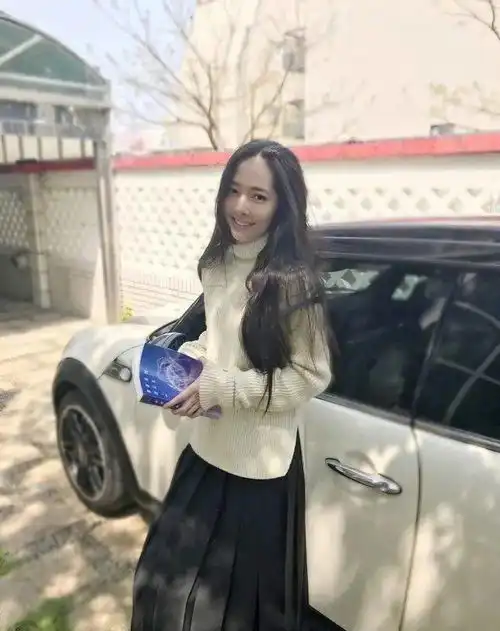 郭碧婷产后现身,穿百褶裙文艺又少女,这状态一点不像生完2个月