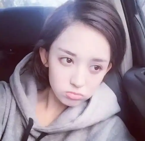 娱乐圈女星嘟嘴卖萌杨紫甜美,刘诗诗搞怪,周冬雨俏皮
