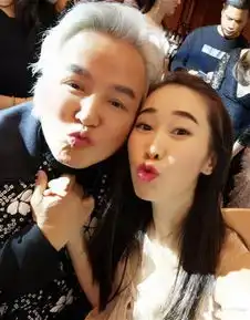张庭老公晒全家福疑否认出轨传闻,张婷犹如少女,他却满头白发