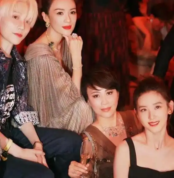 章泽天晒5岁女儿正面照,女儿和章泽天长得很像,而不是刘强东