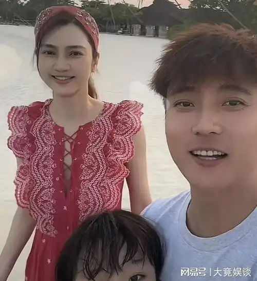 张丹峰一家三口去马尔代夫旅游,女儿彤彤的长相完全是洪欣的翻版