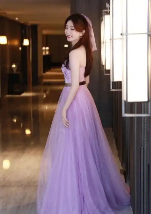 中秋晚会女星礼服,李沁与韩雪撞色,关晓彤深v纱裙超美