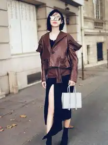 张俪身穿一件皮衣小女生秒变女王,时髦感十足