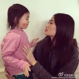 奥莉头发炸开花呆萌奥莉模仿玩偶学猴子捞月