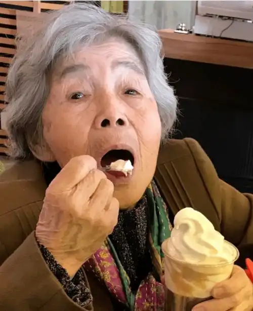 92岁鬼马奶奶超爱拍照不得不说,这晚年生活太酷了