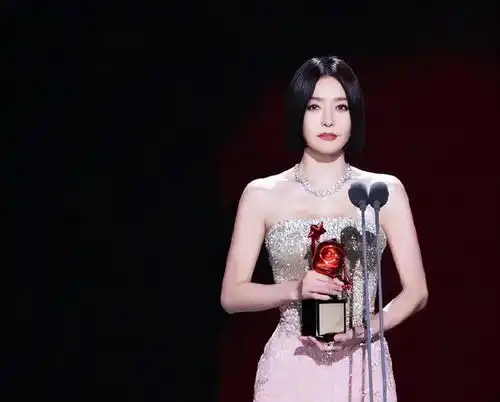 同是33岁的谭松韵和金晨还有44岁的秦岚同框,美女排排坐好养眼