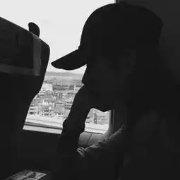 女生黑白霸气的头像qq简约只想被宠成三岁小朋友