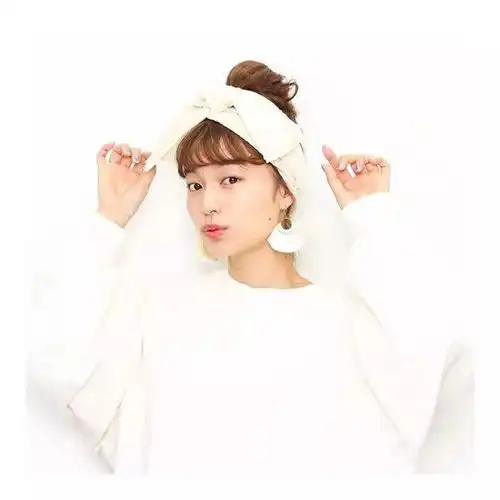 90后冷漠系少女示范极简风穿搭,借鉴她的私服风格绝对不可能撞衫