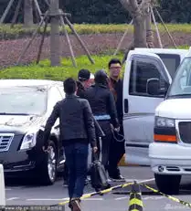 黄晓明开车接baby破传闻机场约会被抓包