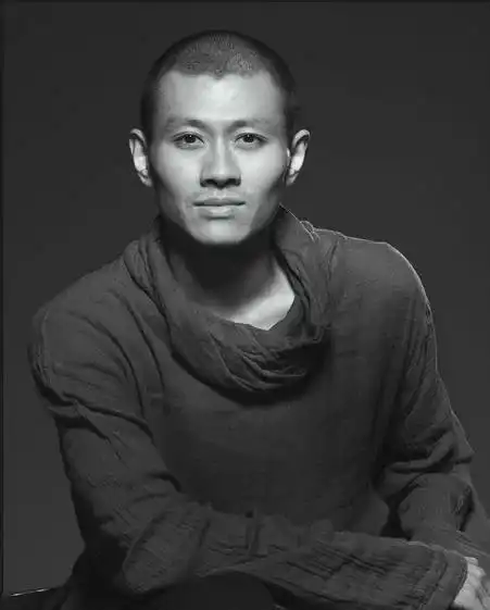 据知情人士透露,杨丽萍的男舞伴,因抑郁症跳楼自杀