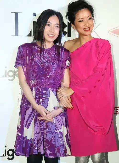 甘比气质越来越好,和豪门千金何超琼同框,化着淡妆也能hold场面