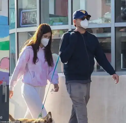 45岁小李子久违出街,戴口罩遛狗,22岁女友同行,穿白裤腿太粗