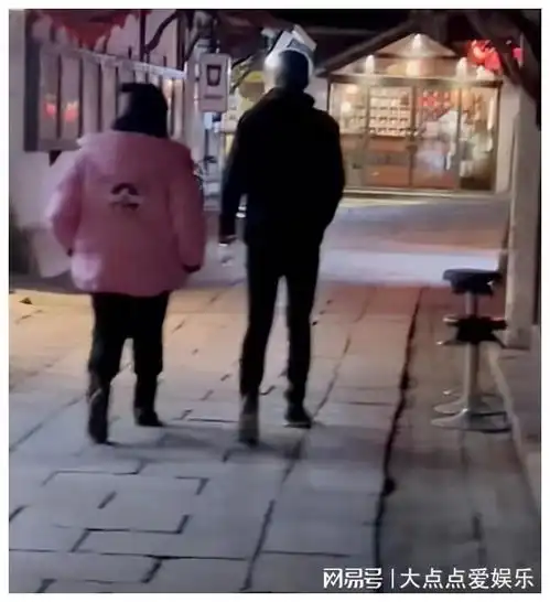 吴永恩探班王子文,迟迟没等到女友,跟女助理坐一旁聊天显失落