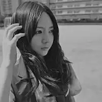 黑白女生qq头像我强忍欢笑