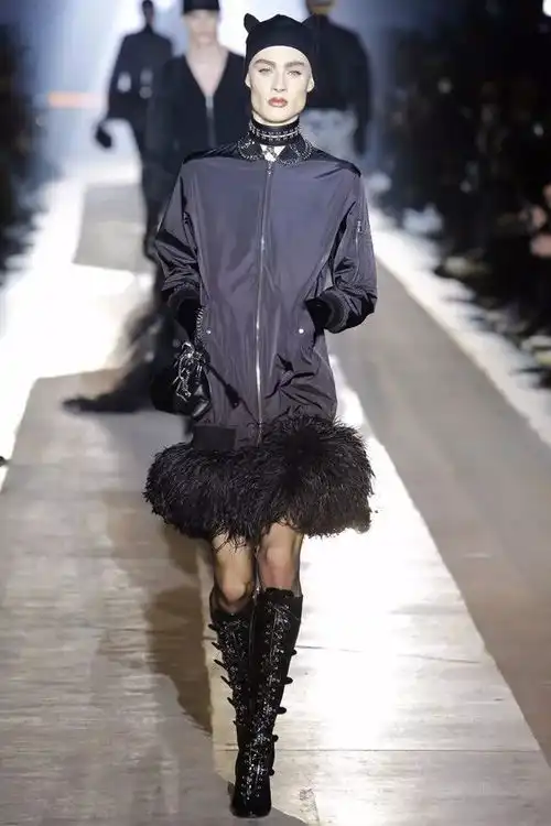 moschino2018秋冬男女装秀暗黑哥特风,酷与性感