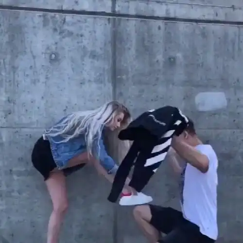 小伙子你怕是不知道美女的潜能,一招干倒,美女做的太到位了
