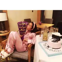 吉克隽逸穿粉色睡衣庆生少女心也是没sei了