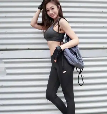 美女街拍时尚靓丽的紧身打底裤美女,显得漂亮又吸引人