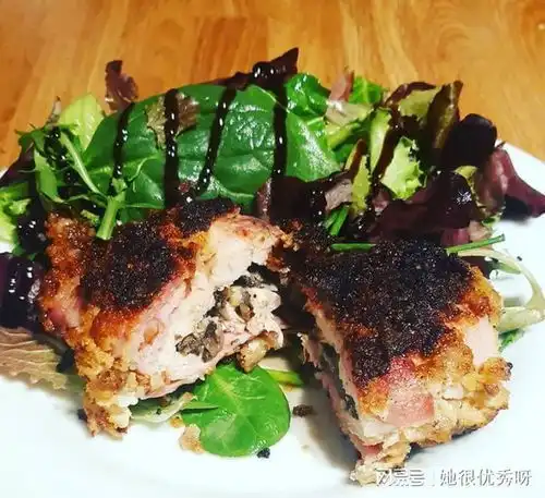 英国女子自称洞穴人,捡动物尸体当食物,像原始人一样生火建屋